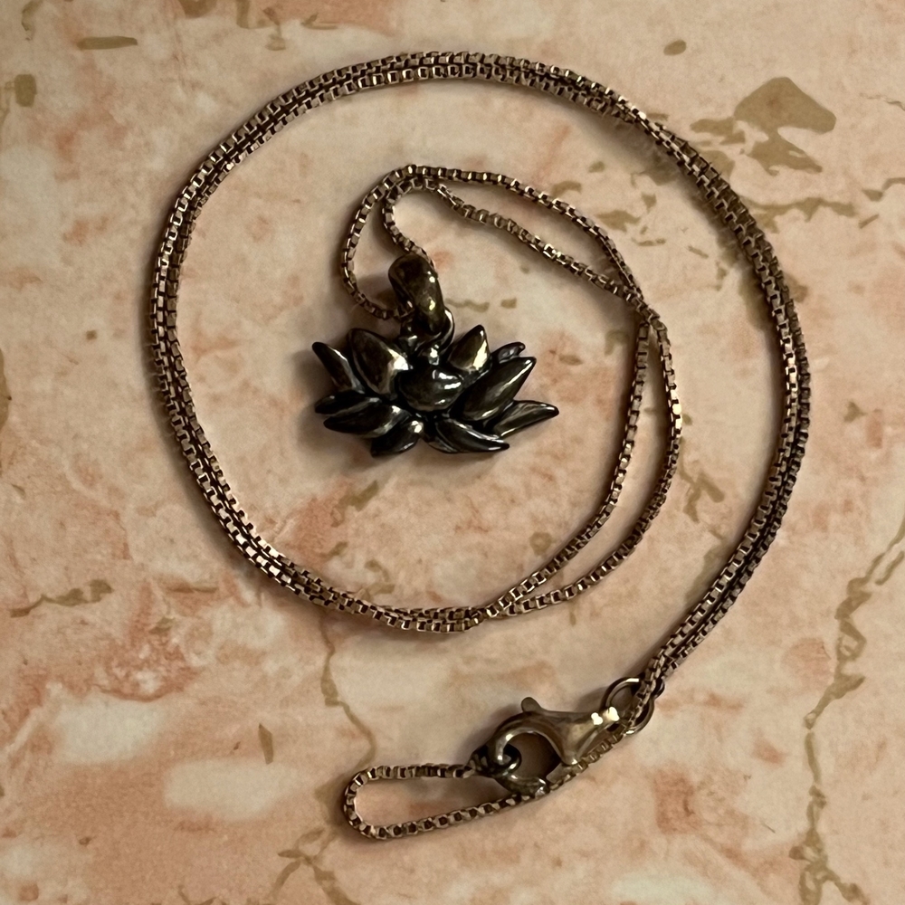 Chic Silver Floral Pendant Necklace